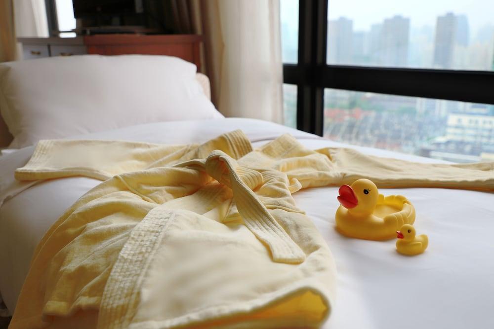 Hotel Equatorial Shanghai Exterior photo A yellow shirt and a yellow duck