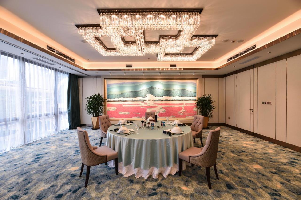 Hotel Equatorial Shanghai Exterior photo A private dining room at the hotel