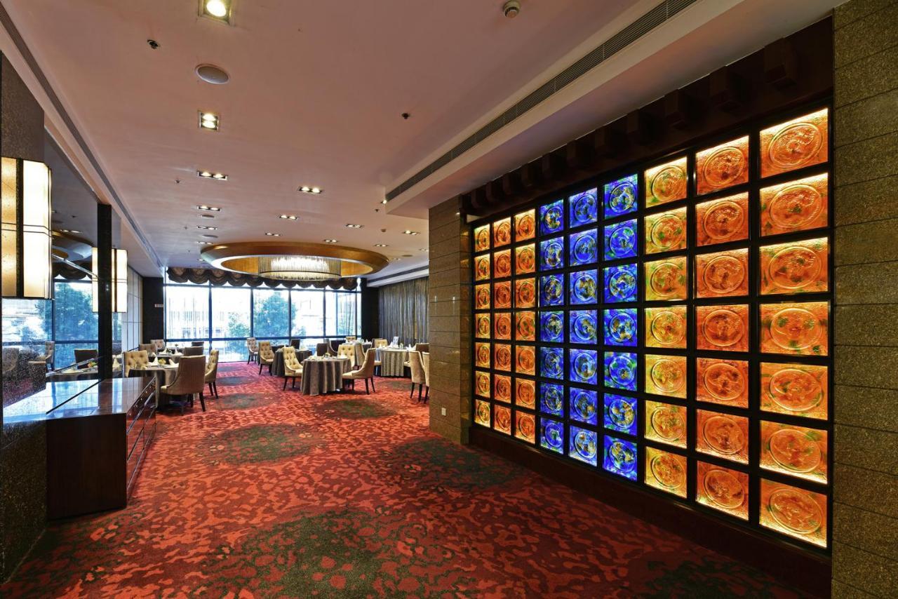Hotel Equatorial Shanghai Exterior photo The interior of the restaurant