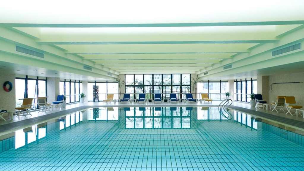 Hotel Equatorial Shanghai Exterior photo Swimming pool