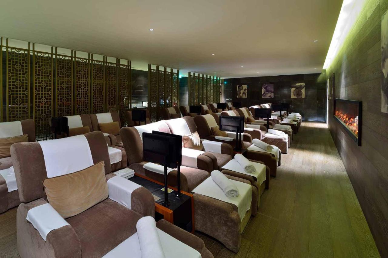Hotel Equatorial Shanghai Exterior photo The relaxation room at the airport