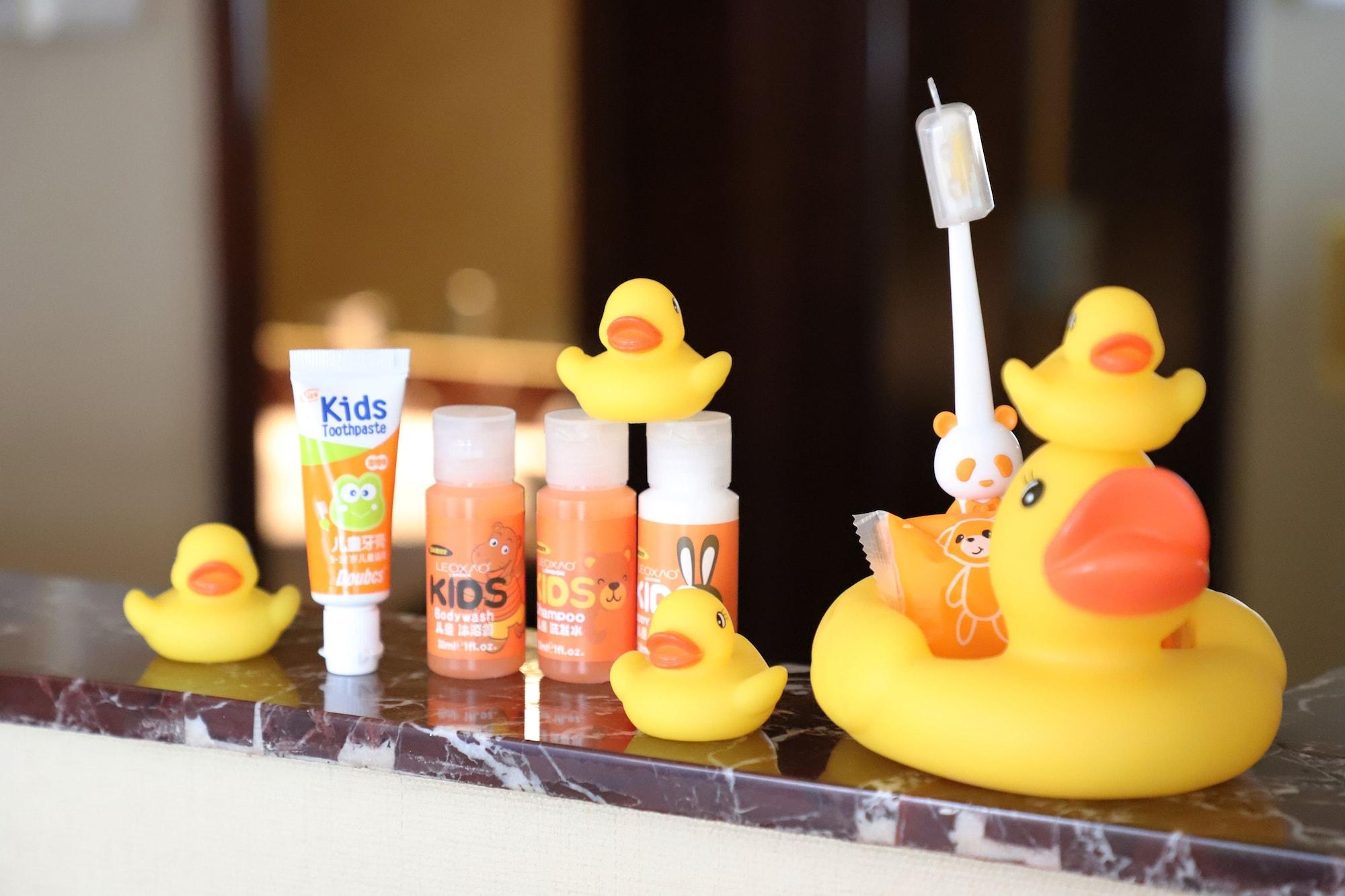 Hotel Equatorial Shanghai Exterior photo Rubber ducks